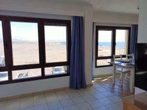 科蒂略Apartamento (Cotillo Mar) con vistas al Mar的一间享有海滩美景的客厅