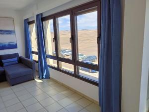 科蒂略Apartamento (Cotillo Mar) con vistas al Mar的客房设有椅子和美景窗户。