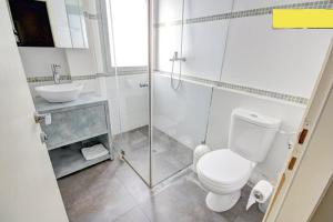 特拉维夫TLV Living Apartment的白色的浴室设有卫生间和水槽。