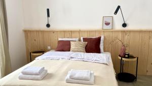 扎沃亚Domy Pod Babią的一间卧室配有一张大床和两条毛巾