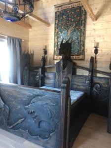 Savitaipalerantatalo的小屋内一间卧室,配有一张大木床