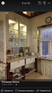 Savitaipalerantatalo的厨房配有白色橱柜、水槽和窗户。