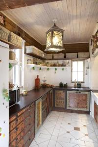 Savitaipalerantatalo的一个带木制橱柜和吊灯的大厨房