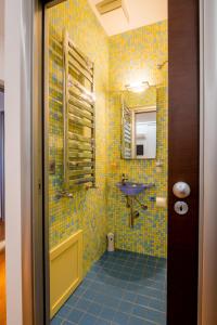 巴勒莫Antadia的浴室设有黄色瓷砖和水槽