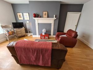 特伦特河畔伯顿Brewsters by Spires Accommodation a comfortable place to stay in the heart of Burton-upon-Trent的客厅配有沙发和椅子