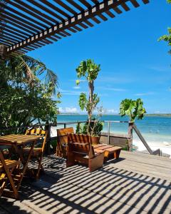 日若卡-迪热里科阿科阿拉Pousada e Restaurante do Paulo的海滩上带桌椅的木制甲板