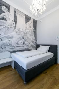 维也纳Room 55的墙上画画的房间里设有两张床