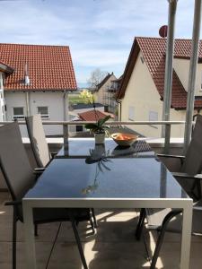 腓特烈港Zeitlos Bodensee的阳台配有桌椅