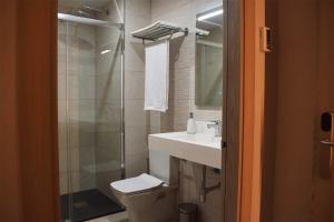 圣地亚哥－德孔波斯特拉Santa Filomena的带淋浴、卫生间和盥洗盆的浴室