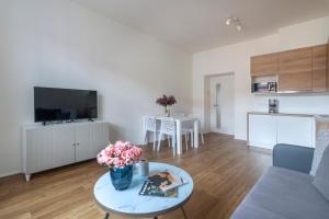 布拉格Prague Tales Boutique Residence的客厅配有沙发和鲜花桌