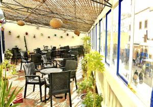 索维拉Appart, Hotel & Café Agadir的餐厅内带桌椅的庭院