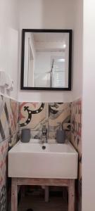 科拉雷侯The Summer Treat Shared Apartment Compartido的浴室设有白色水槽和镜子