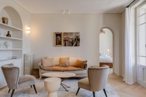 安锡Le Haras 3 bedroom apartment in the heart of Annecy的客厅配有沙发和椅子