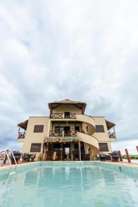 圣佩德罗Lina Point Belize Overwater Resort的一座带游泳池的度假村,位于一座建筑前