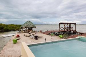 圣佩德罗Lina Point Belize Overwater Resort的毗邻水面的带游泳池的度假村