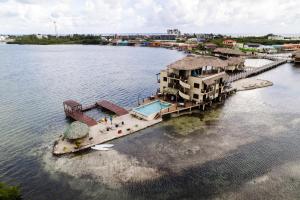 圣佩德罗Lina Point Belize Overwater Resort的水中房屋的空中景观