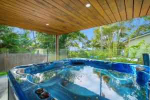 麦夸里港24 Hibiscus Crescent Port Macquarie的后院的热水浴池,设有木制天花板