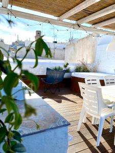 莫诺波利Amalfi Pool Suite - Puglia Mia Apartments的露台配有两把椅子和一张桌子