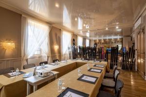 欧里亚克波尔多贝斯特韦斯特大酒店的一间在房间内配有桌椅的餐厅