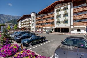 莱文沃思巴伐利亚旅舍的停在酒店前停车场的一组汽车