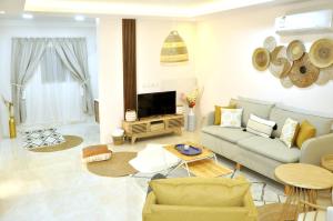 艾卜哈Msakn Aldar的带沙发和电视的客厅