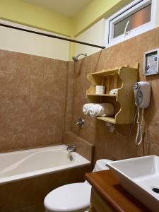 帕纳哈切尔Hotel-Villas JABEL TINAMIT的带浴缸、卫生间和盥洗盆的浴室