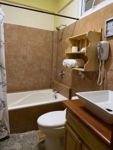 帕纳哈切尔Hotel-Villas JABEL TINAMIT的浴室配有盥洗盆、卫生间和浴缸。