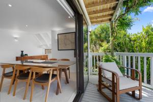 凯里凯里The Palm House - Kerikeri Holiday Home的甲板上配有桌椅的用餐室