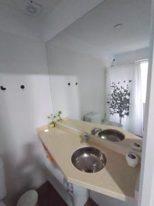 罗萨里奥kira的浴室设有2个水槽和镜子