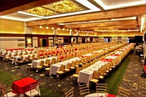巴科洛德巴科洛德尔费舍尔酒店的一个带白色桌椅的大型宴会厅