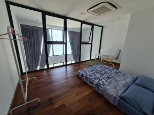 乔治市Sunrise Gurney Premium Executive City/Seafront suite - Penang的一间设有床铺的卧室,位于带窗户的房间内