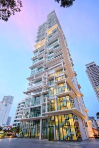 乔治市Sunrise Gurney Premium Executive City/Seafront suite - Penang的一座高大的白色建筑,有许多窗户
