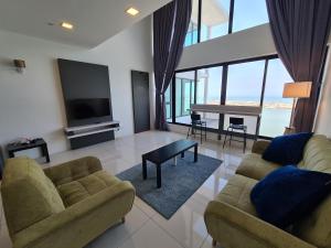 乔治市Sunrise Gurney Premium Executive City/Seafront suite - Penang的客厅配有两张沙发和一台电视