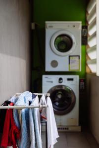 曼谷西亚梅子旅馆的洗衣房配有洗衣机和洗衣机
