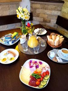 摩拉瓦特热博瓦神剑旅馆及餐厅的一张木桌,上面放着食物盘