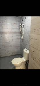马六甲Century Mahkota Apartments的浴室配有白色卫生间和盥洗盆。
