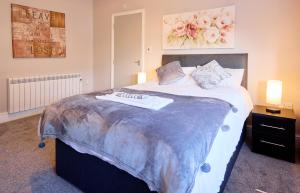 哈特尔普尔OYO Studiotel Hartlepool的一间卧室配有一张大床,床上有毯子