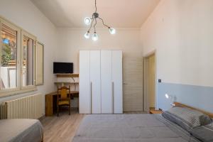 纳尔多Casa di Giotto的卧室配有大型白色橱柜和书桌