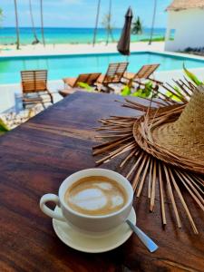 瓜隆岛Luna Koh Rong的坐在游泳池畔的桌子上喝杯咖啡