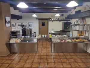 奥尔瓦伊特塞塔HOSTAL MENDILATZ的厨房设有两个带食物盘的柜台