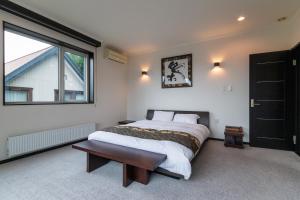 富良野Shochikubai by H2 Life的一间卧室设有一张大床和一个窗户。