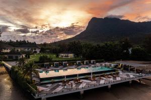 山都望55湾酒店的一座带游泳池和山脉的度假村