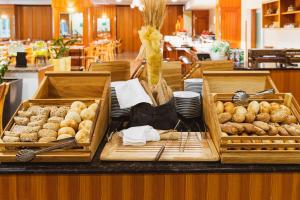 克拉尼斯卡戈拉考帕斯酒店的餐桌上的自助面包和糕点