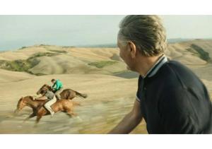 阿夏诺Agriturismo Le Crete - Appartamenti的两个人在沙漠里骑马