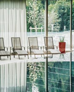 莱克斯Peaks Place Apartments & SPA的一间带椅子和桌子的房间以及大窗户