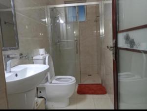 内罗毕Casa Tranquilla - JKIA的浴室配有卫生间、盥洗盆和淋浴。