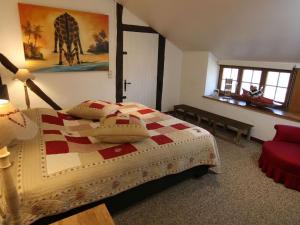 Cosy Holiday Home in Stavelot with Garden客房内的一张或多张床位