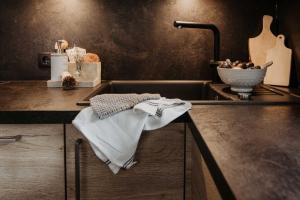 NavisFerienhaus Bergler Hoamat的厨房柜台配有水槽和毛巾