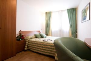 巴多尼奇亚史密斯坎普住宿酒店的一间卧室设有一张床和一个窗口