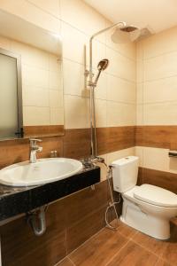 胡志明市ĐồiSao Homestay的一间带水槽、卫生间和镜子的浴室